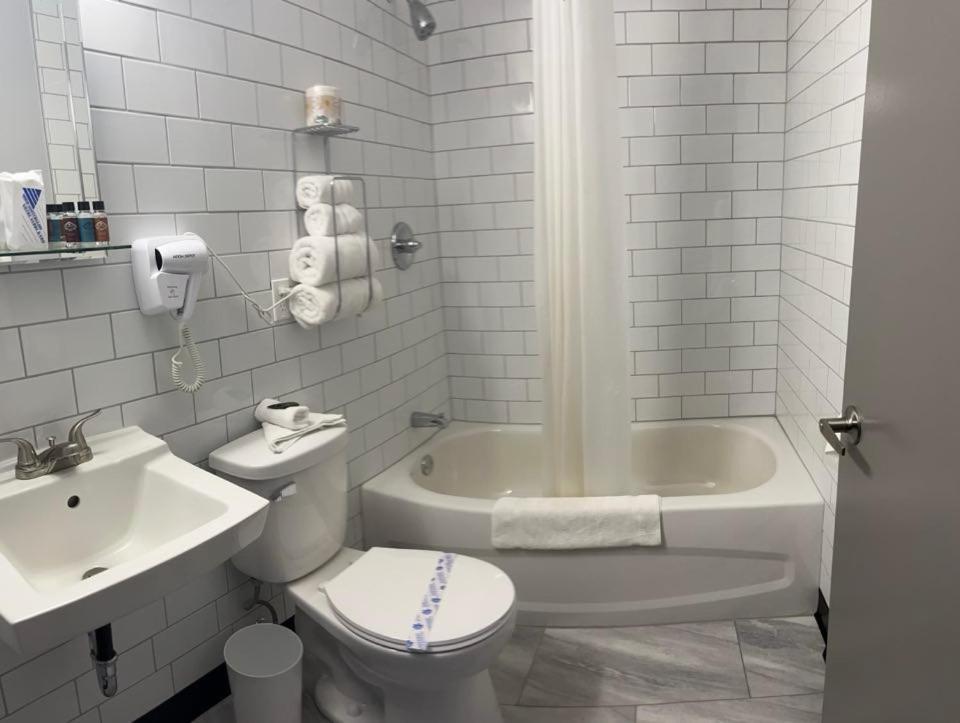 Acadian Hotel Стефенвил Екстериор снимка